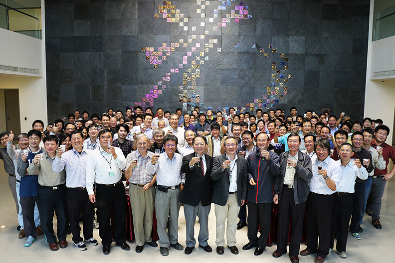 2015年12月14日台灣電子源儲存環電流達到520毫安培，成為全球第一個達標之最亮光源之一。國輻中心董事長陳力俊（前排右六）、計畫總主持人陳建德（前排右七）暨先後四位主任劉遠中（前排右四）、張石麟（前排右三）、果尚志（前排右五）、羅國輝（前排右二）與全體同仁共慶歷史性的一刻。