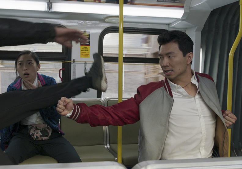 劉思慕在《尚氣與十環傳奇》中公車戰的那場戲非常精彩。Marvel