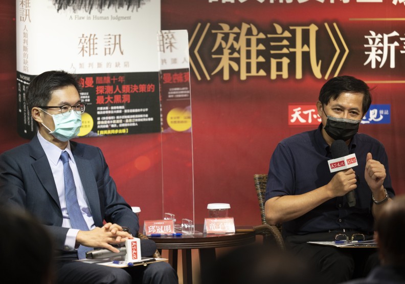圖／和碩集團董事長童子賢（右）、亞東醫院院長邱冠明（左）出席天下文化新書《雜訊》座談會。天下文化提供