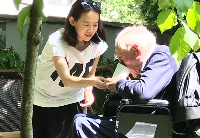 曾寶儀採訪選擇安樂死的104歲人瑞大衛．古道爾，讓她體會震撼的生命教育。