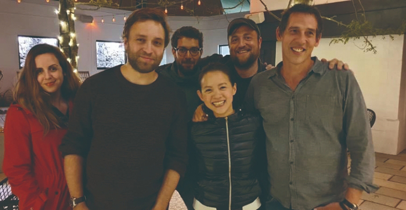 曾寶儀（前排左3）與《明天之前》製作團隊合影。