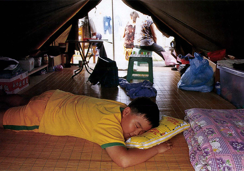 災區外的民眾關心自己的股票是不是一跌千里，災區民眾卻善良的慶幸地震不是發生在台北。周元楷攝