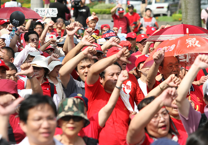 在施明德的號召下,紅衫軍在凱達格蘭大道前展開「倒扁」抗議活動。蘇義傑攝