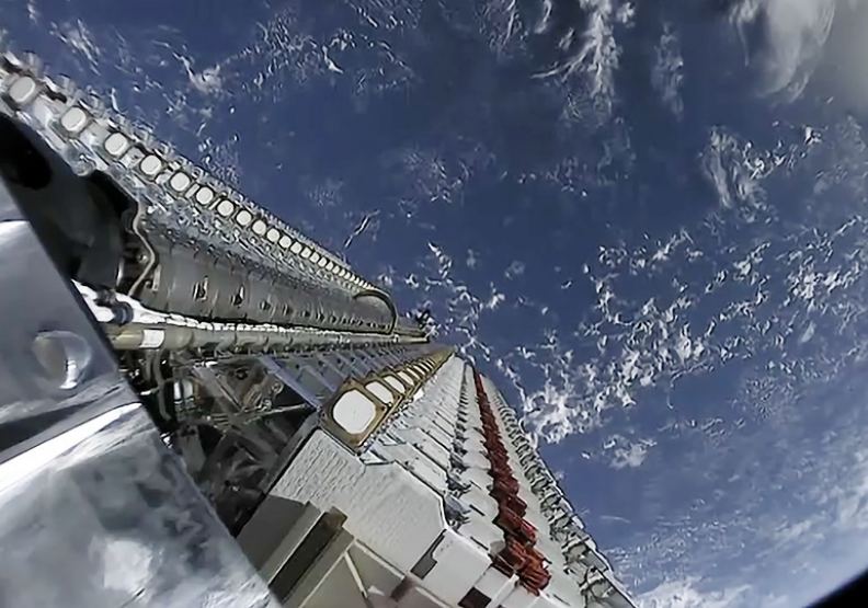 SpaceX布建的星鏈，60顆星鏈衛星堆疊在一起，攝於2019年5月24日。圖片來自維基百科