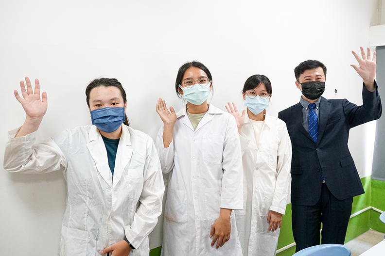 楊懷文助理教授與實驗室同學