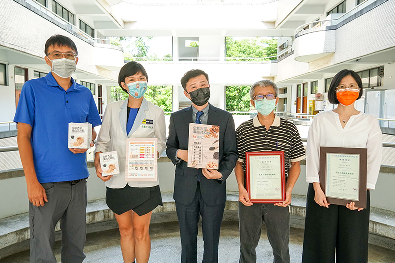 原料供應商、楊懷文助理教授及食品加工廠商代表