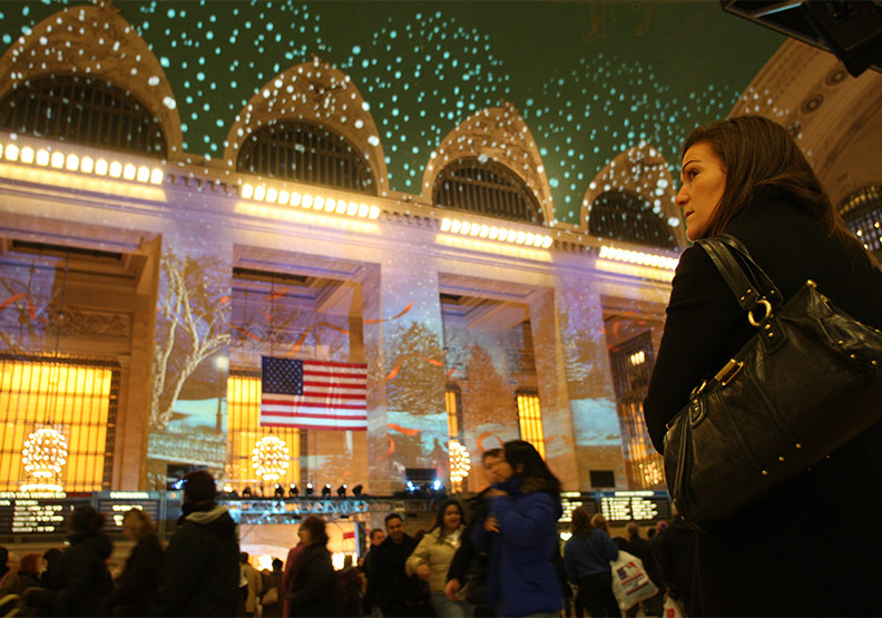 在人來人往的中央車站裡,站在炫麗的燈光秀下面,美國人面對著不確定的未來,心裡應是五味雜陳。