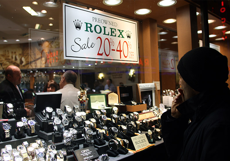 大打折、sale成了紐約街頭商家的招牌,就連高級精品也擋不住這一波的買氣緊縮。