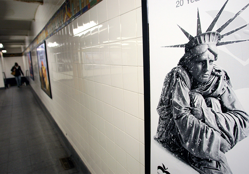 自由女神也被這一波的景氣寒冬所冷到,代表美國陷入經濟冰風暴危機。