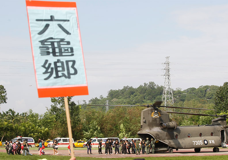 莫拉克颱風過後,高雄縣山區成為全球矚目的災難現場,國軍跟死神搶時間,不斷以直升機搭救出被困在山上傾頹家園的災民。