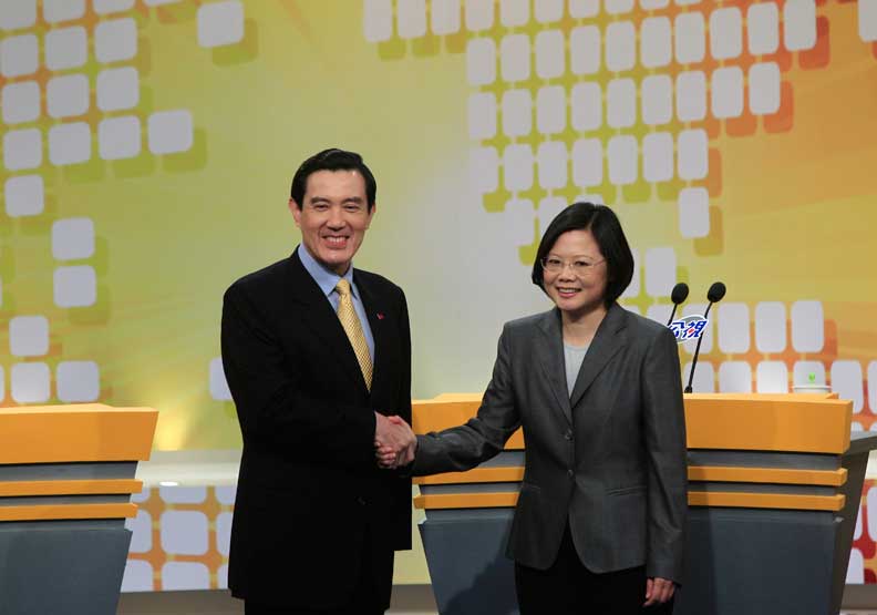 總統馬英九（左）與民進黨主席蔡英文（右）因為ECFA首次辯論，吸引中外注意。攝影記者聯誼會提供
