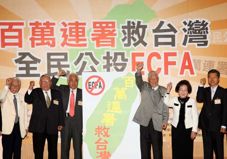 前總統李登輝（右四）、前副總統呂秀蓮（右三）呼應全民公投ECFA，救台灣。陳之俊攝