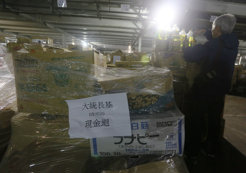 短短一、兩個星期，大統長基、富味鄉等油品大廠接連出包，通路倉庫堆滿一箱箱消費者的退貨。蘇義傑攝