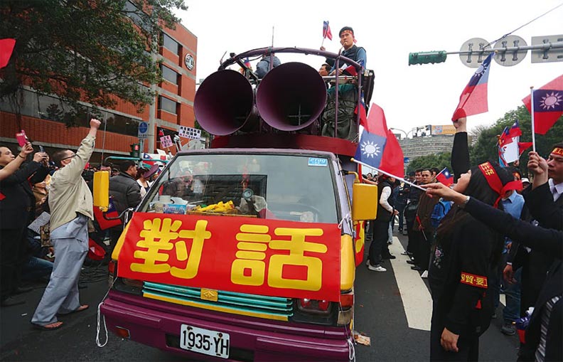 上個世代的藍綠對立,年輕世代已多半反感。白狼張安樂前往立院嗆聲當天,周圍鮮少年輕人支持。蘇義傑攝