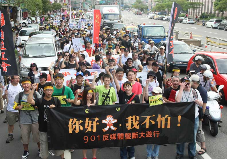 感同媒體巨獸迫害，近萬人上街反壟斷！