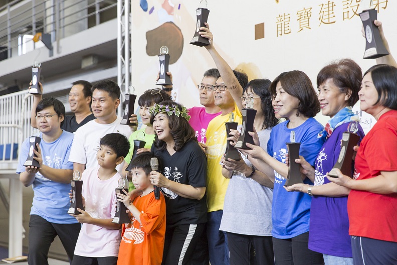 「臻邸」建案住戶心聲,不只在好宅建立美好生活,更與龍寶建設建立如家人一般的情誼,見證張麗莉「建築可以模仿,品質無法複製」的堅持與獨特溫暖的風格。