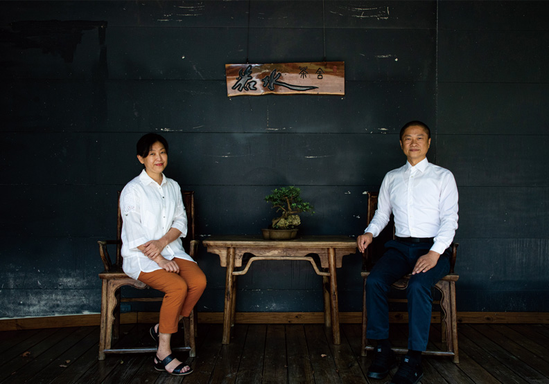 陽明春天創辦人陳健宏(右)與妻子李淑惠。池孟諭攝