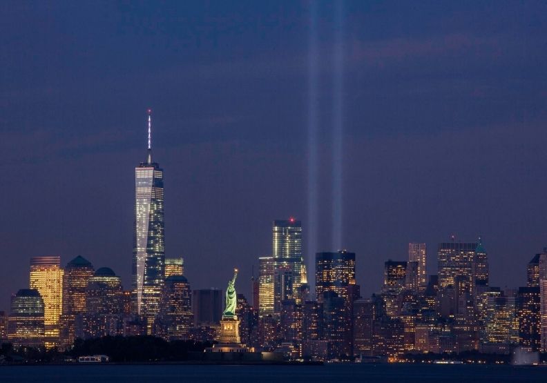 2014年9月11日,是911事件的13周年,世貿中心雙子塔樓遺址上亮起兩束光柱,直射向紐約的夜空,最高建築是新世貿中心一號樓。取自wikipedia。