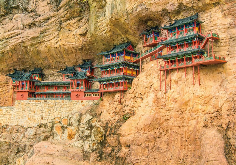 距離地面50公尺、僅以細小木柱支撐,卻緊貼斷崖絕壁的空中寺院-懸空寺,約莫1500年前建造,是中國目前唯一保存三教合一的寺院。出色文化提供。