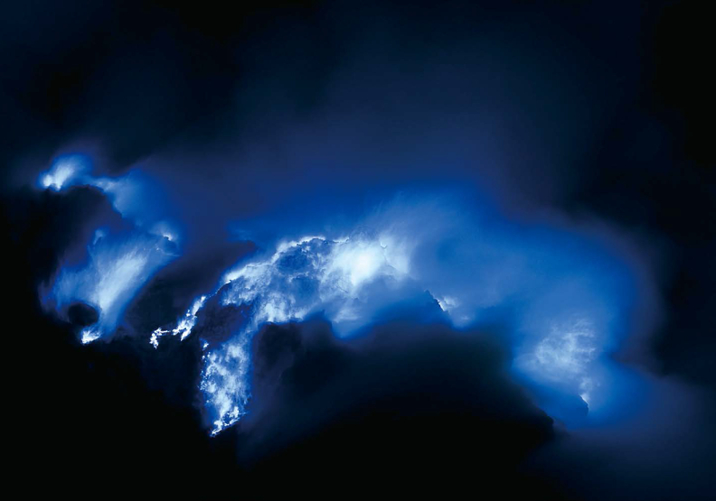 閃耀翡翠綠光澤、燃燒藍色火焰的伊真湖是一座「死湖」,在它迷人外表下,湖水暗藏危機,因為其溶有大量有毒火山瓦斯,具致命的強酸性。出色文化提供。