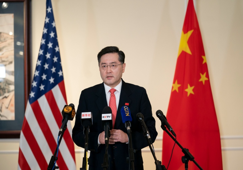 秦剛是中國駐美國大使，今年7月底才上任就引發爭議。@AmbQinGang