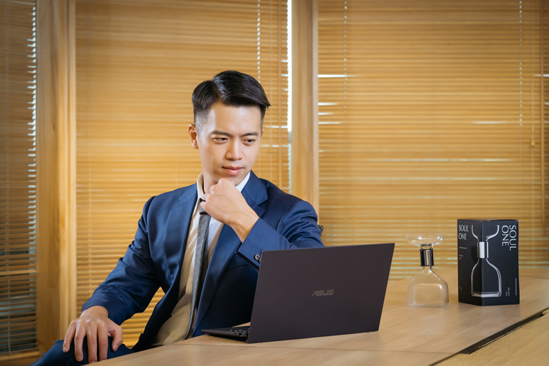 兼具簡約時尚的外型與全新升級的硬體規格,ASUS ExpertBook B9 (B9400) 成為華夏玻璃執行長廖冠傑遠距工作新日常的最佳夥伴。
