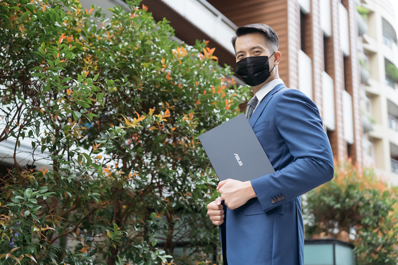 華碩ExpertBook B9 (B9400)時尚輕薄,最輕僅880公克,是全球最輕的14吋商務筆電,且充電快速、具備長效的電池續航力,即使需要長時間在外工作也無須擔心。