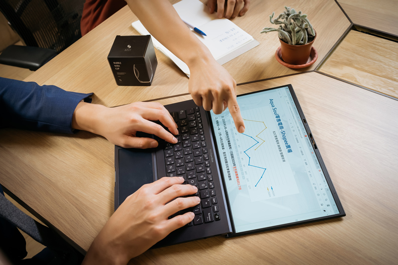 ASUS ExpertBook B9 (B9400)特殊的轉軸設計,可使機身180度平整打開,讓華夏玻璃執行長廖冠傑在工作中更方便討論與分享。