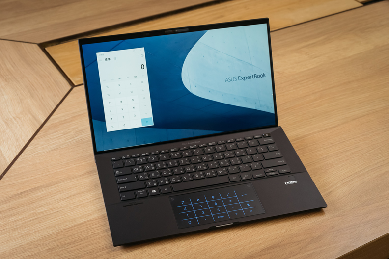 ASUS ExpertBook B9 (B9400) 獨特的虛擬數字觸控板,當需要頻繁輸入數字時能輕鬆輸入,讓工作更有效率。