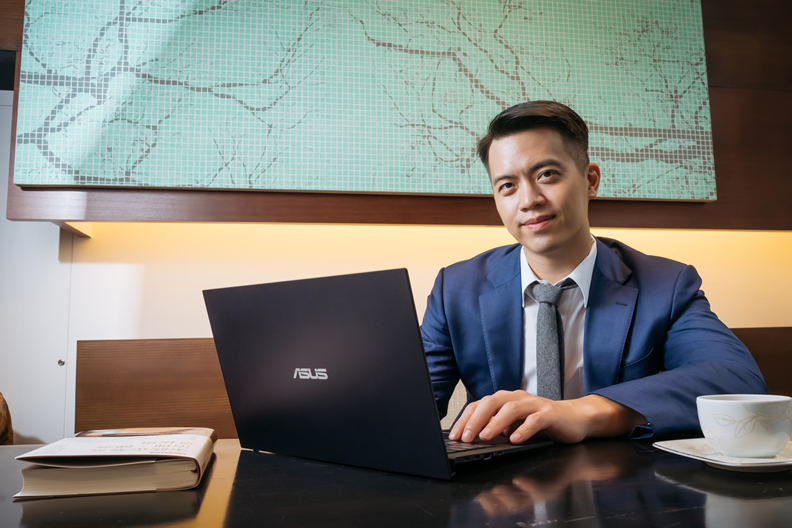 華夏玻璃執行長廖冠傑認為,在全世界最輕的高階商務筆電ASUS ExpertBook B9 (B9400)協助下,無論工作與生活都能游刃有餘。