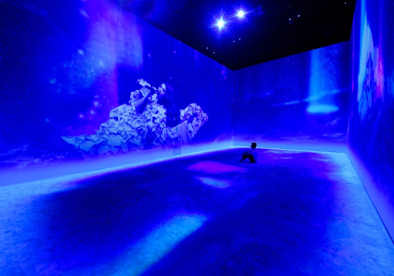 「生命的現場-演唱會」結合燈光舞台設計與體感雷射,讓觀眾體驗表演現場的震撼。台北市文化局提供。