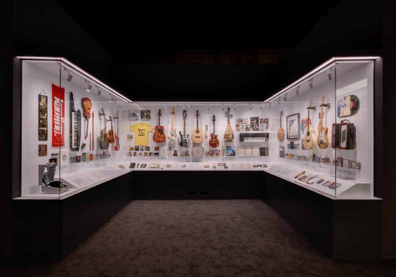 「音樂的魅力」陳列歌手使用過的樂器真品,與觀眾分享屬於音樂人的私密回憶。台北市文化局提供。