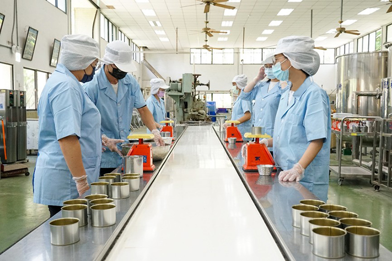 張文昌助理教授的學生於嘉義大學食品加工廠進行樣品試作