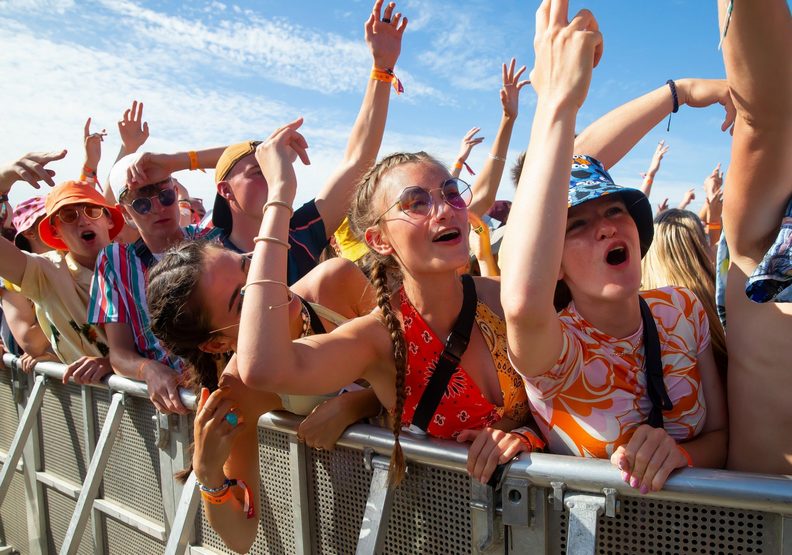 解封後在英國所舉辦的音樂祭,近萬人潮讓人以為彷彿已經沒了疫情。telegraph