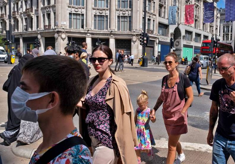 許多英國人已經漸漸習慣和病毒共存的生活,在街上也未必需要戴口罩。bbc