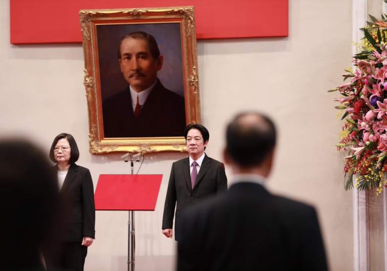 總統賴清德(右)就任典禮,左為前總統蔡英文。總統府提供。