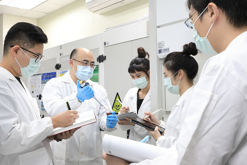 在新冠肺炎爆發後,國立中山大學醫學科技研究所運用在做癌症篩檢的奈米生醫材料技術,轉換為新冠檢測,只需一滴血即可在感染初期測出,如今已製成產品送TFDA審查認證。