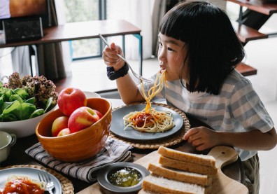 孩童過年飲食停看聽！一圖看懂「紅黃綠燈食物」，吃的健康更安心