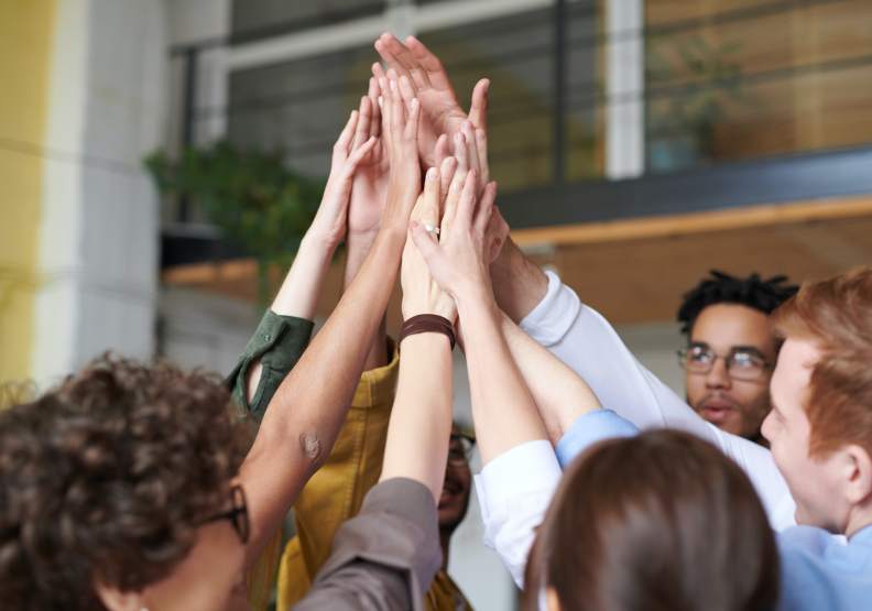 明確傳遞「一個訊息」給跨部門同仁，讓大家感受被客戶肯定及認同，工作也會顯得更有意義。取自pexels