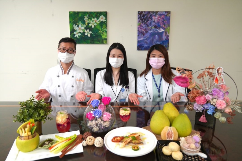 圖為黃琳惠、黎姵吟營養師及主廚何文正。中國醫藥大學新竹附設醫院提供
