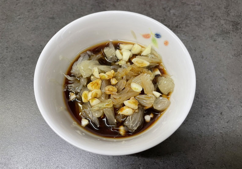 圖為柚子烤肉醬,材料有柚子1/4顆、檸檬1/4顆、薄鹽醬油1大匙、蒜頭3瓣、米酒少許。洪毓琪攝