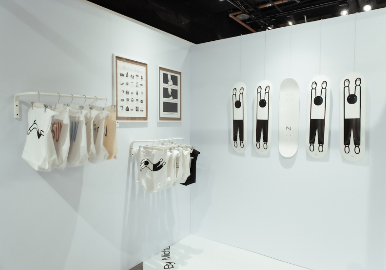 首度亮相Noritake全新商品「成長男孩」—GROWN主題滑板,彷彿趴在地上的黑白小人插畫,讓穿梭都市滑行的板哥板妹更能展現「很Chill」生活姿態。誠品生活提供。