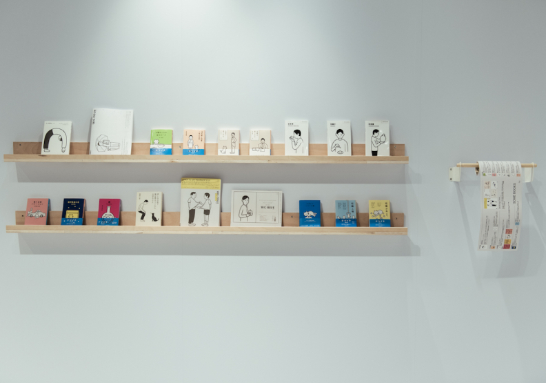 此次主題展精選展示9幅絹版印刷原畫、17件經典出版品、絕版品設計,以及探頭男孩各種姿態系列筆記本、帆布袋等日常好感用具逾300件。誠品生活提供。