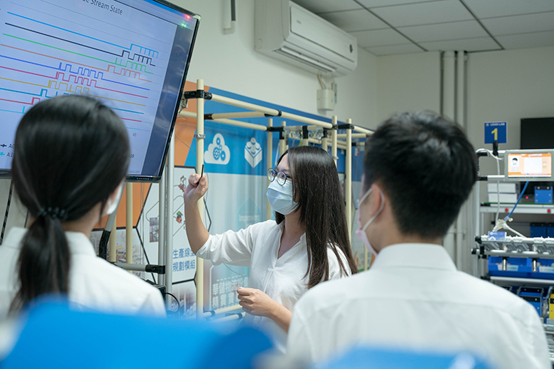 因應產業智慧升級,新型態工作情境將由機器智慧主導,虎尾科大運用AR/ VR智慧介面,提示技術人員手作技術或引導決策。