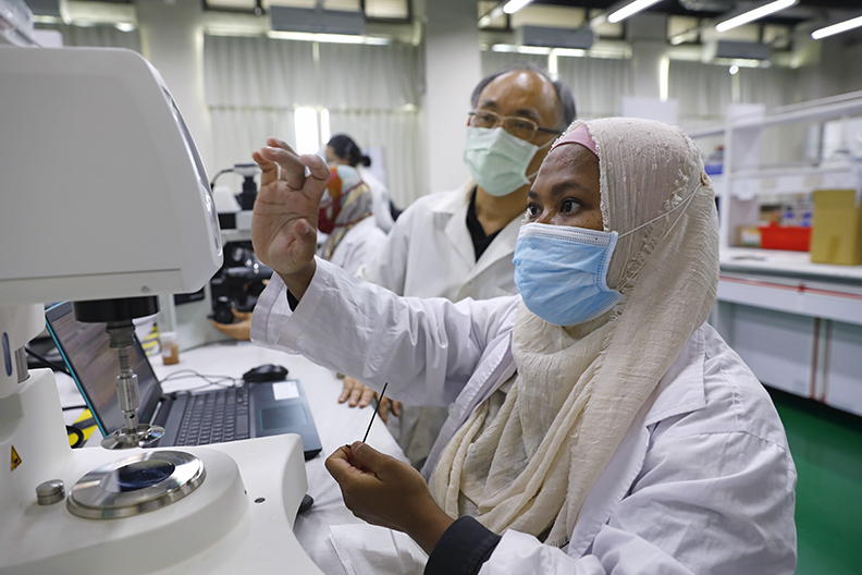 朝陽科大透過重點特色計畫發展校級研究中心,帶動研發與產學績效,培育跨領域整合國際人才。