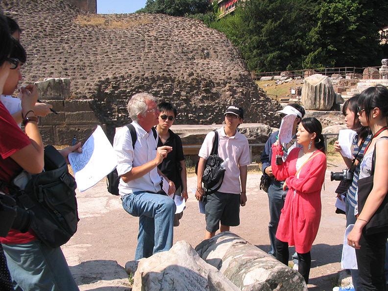 東海大學在全球締結逾300所國際姐妹校，將學生的學習場域帶向世界各國，提升學生們的寰宇視野、國際移動力與全球交流經驗。