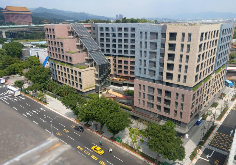 全國拚蓋社宅柯文哲卻逆風「停看聽」，社宅到底該不該營利？