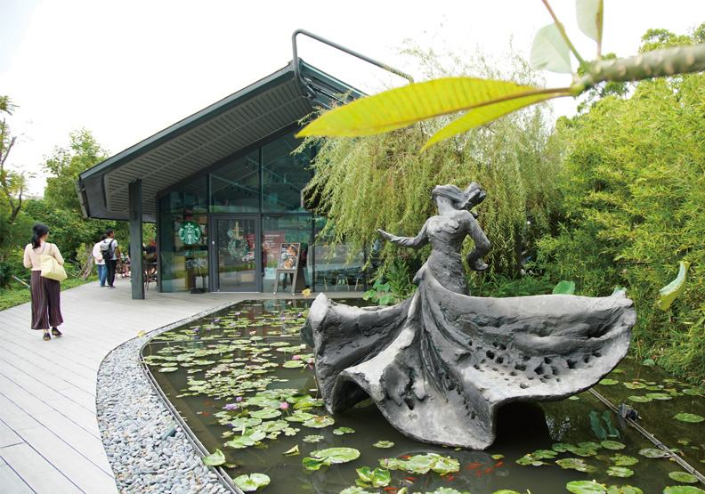 已故舞蹈家、編舞家羅曼菲雕像。賴永祥攝