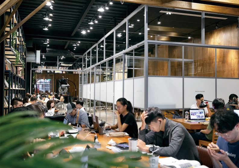 路易莎輔大門市提供插座吸引學生客群。路易莎提供