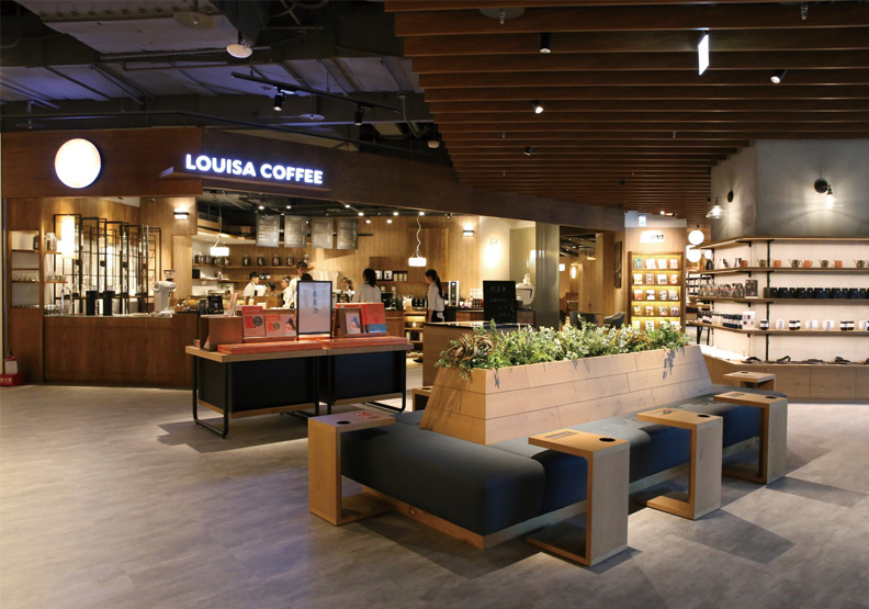 路易莎與潤泰集團合作位於南港蔦屋書店的店中店門市。路易莎提供